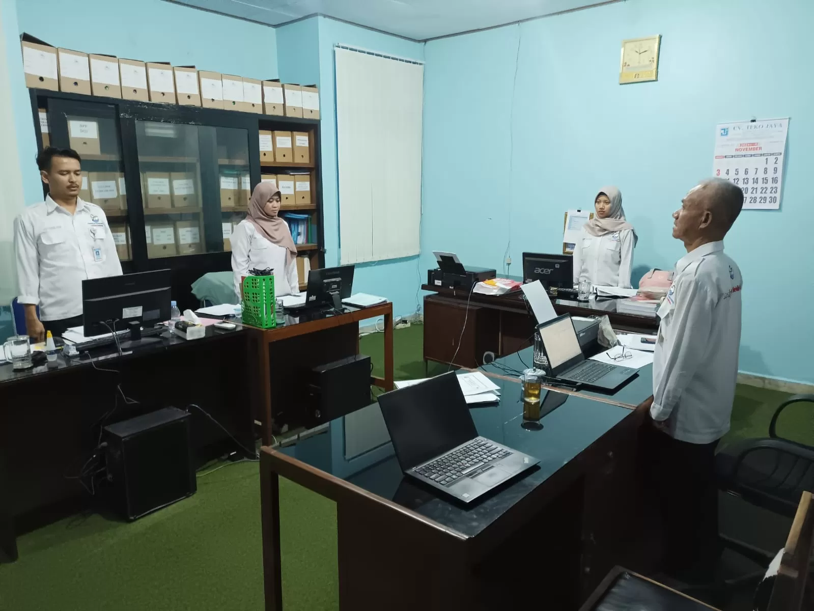 NASIONALISME : Pegawai PDAM Kebumen menunjukkan sikap sempurna sembari menyanyikan lagu Indonesia Raya. Aktivitas ini berlangsung saban hari setiap pukul 10.00 pagi. ( M Hafied/Radar Jogja)