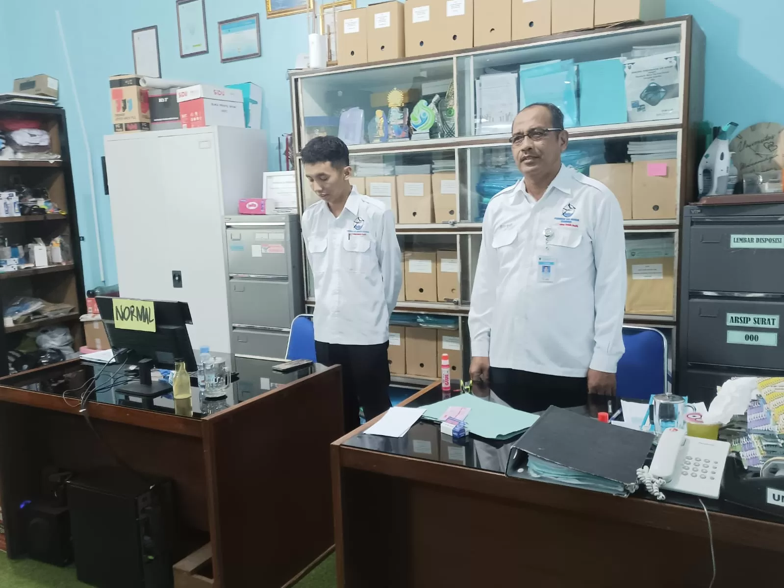 WUJUD NASIONALISME : Pegawai PDAM Kebumen menunjukkan sikap sempurna sembari menyanyikan lagu Indonesia Raya. Aktivitas ini berlangsung saban hari setiap pukul 10.00 pagi. (M Hafied/Radar Jogja)